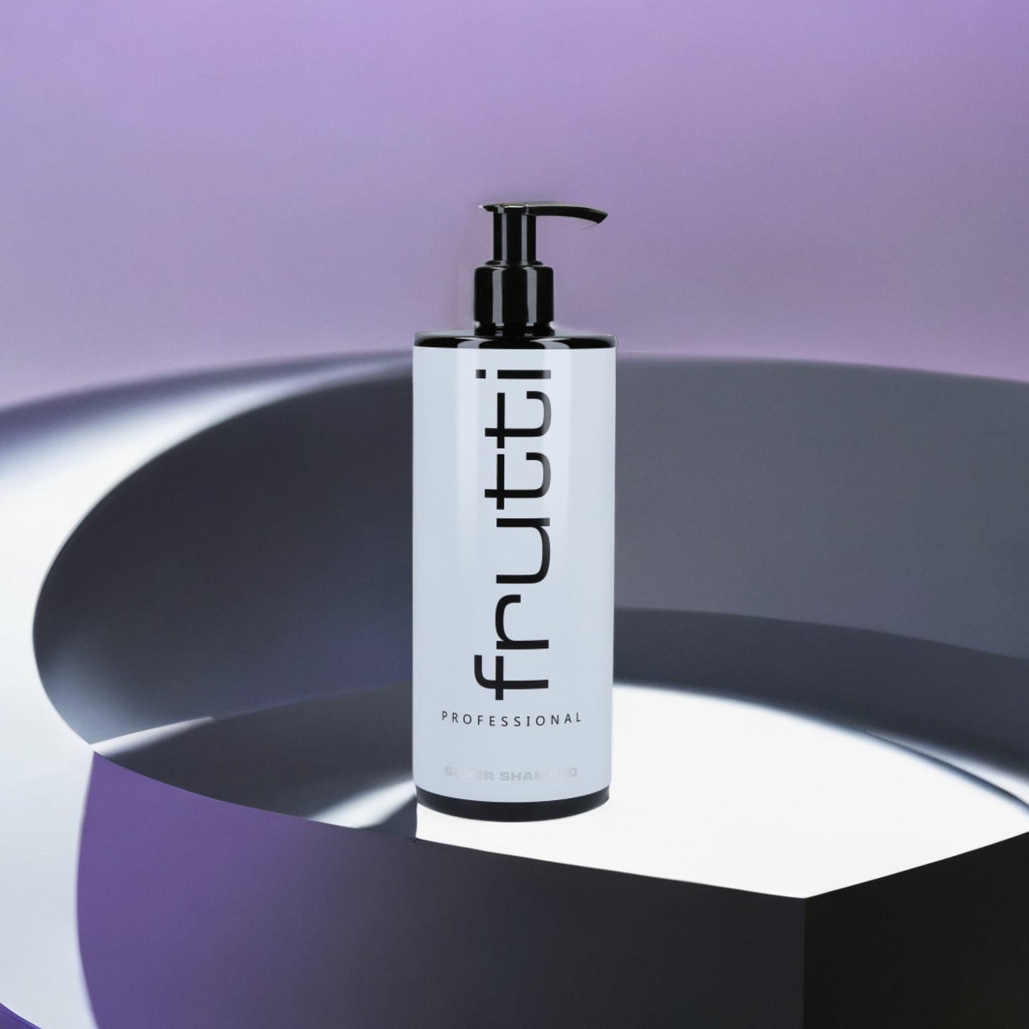 Butelka z fioletowym szamponem Frutti Professional Silver do włosów blond, umieszczona na geometrycznym podium w odcieniach purpury i szarości, tworząc elegancką, nowoczesną prezentację na tle ombre od fioletu do białego.